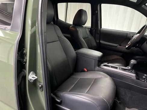 Used 2022 Toyota Tacoma TRD Sport w/ TRD Premium Sport Package AWD/4WD image 27