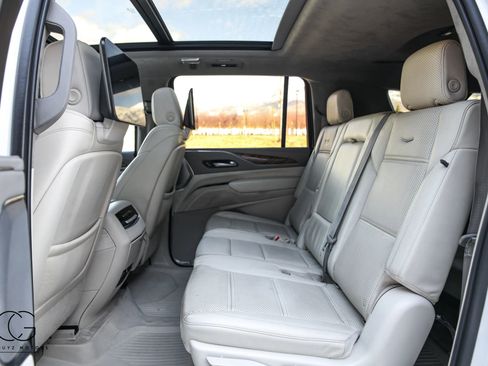 Used 2021 Cadillac Escalade ESV Premium Luxury Platinum image 28