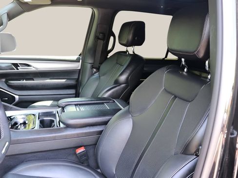 Used 2023 Jeep Wagoneer Series II AWD/4WD image 13
