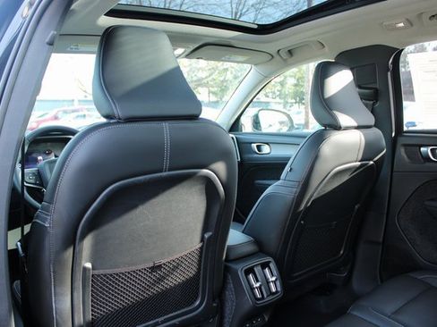 Used 2025 Volvo XC40 B5 Plus image 35