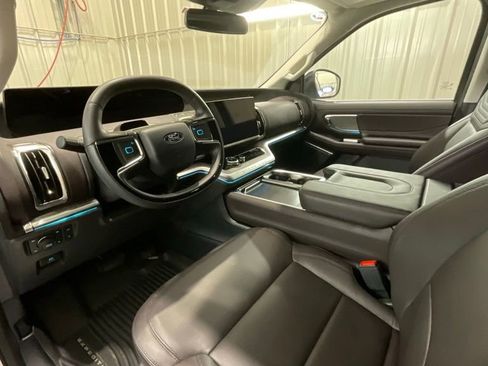 Used 2025 Ford Expedition Platinum w/ Platinum Ultimate Package image 9