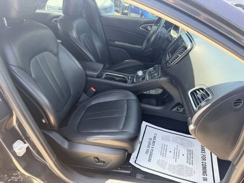 Used 2017 Chrysler 200 Limited Platinum w/ Comfort & Convenience Group FWD image 22