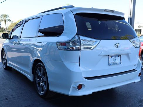 Used 2018 Toyota Sienna SE w/ SE Preferred Package FWD image 3