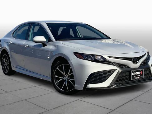 Used 2024 Toyota Camry SE image 2