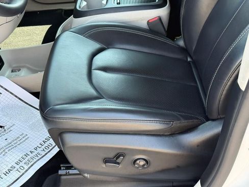 Used 2023 Chrysler Pacifica Touring-L FWD image 18