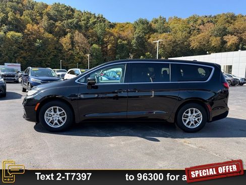 Used 2024 Chrysler Pacifica Touring-L image 8