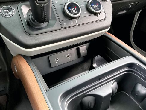 Used 2024 Land Rover Defender 110 S image 34