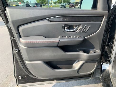 Used 2025 Honda Pilot Black Edition image 38