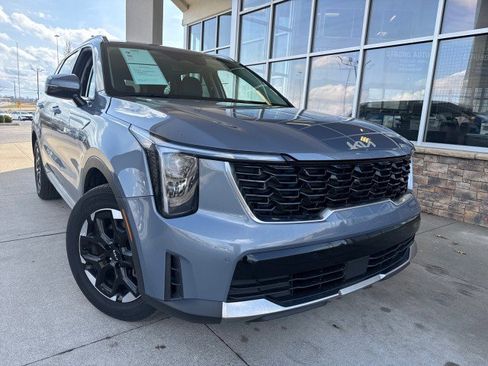 Used 2024 Kia Sorento S image 1