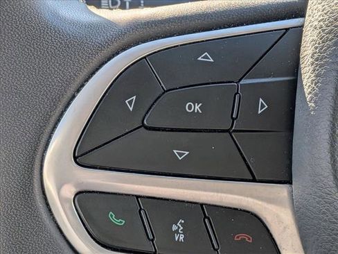 Used 2022 Chrysler Pacifica Touring-L image 11