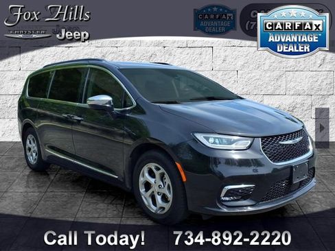 Used 2023 Chrysler Pacifica Limited FWD image 1