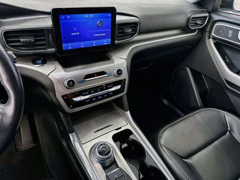 Used 2022 Ford Explorer XLT w/ Equipment Group 202A AWD/4WD image 25