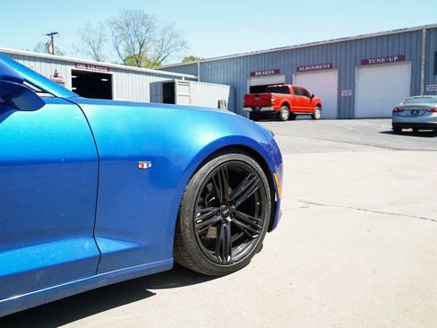 Used 2016 Chevrolet Camaro LT w/ Technology Package image 12
