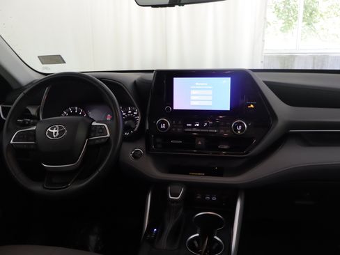 Used 2023 Toyota Highlander XLE AWD/4WD image 2