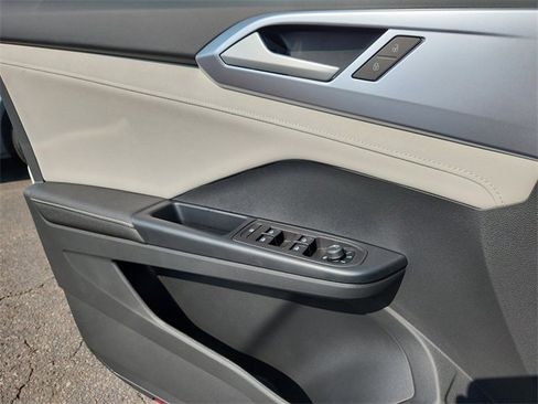 New 2025 Volkswagen Taos SE image 6