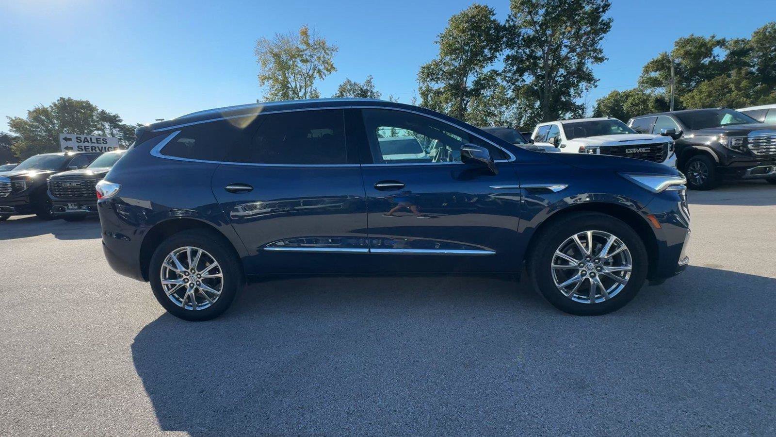 Used 2023 Buick Enclave Premium FWD image 2