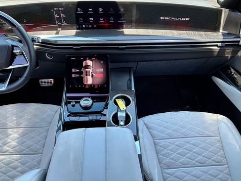 Used 2025 Cadillac Escalade ESV V AWD/4WD image 13