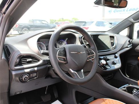 Used 2026 Chrysler Pacifica Pinnacle FWD image 2