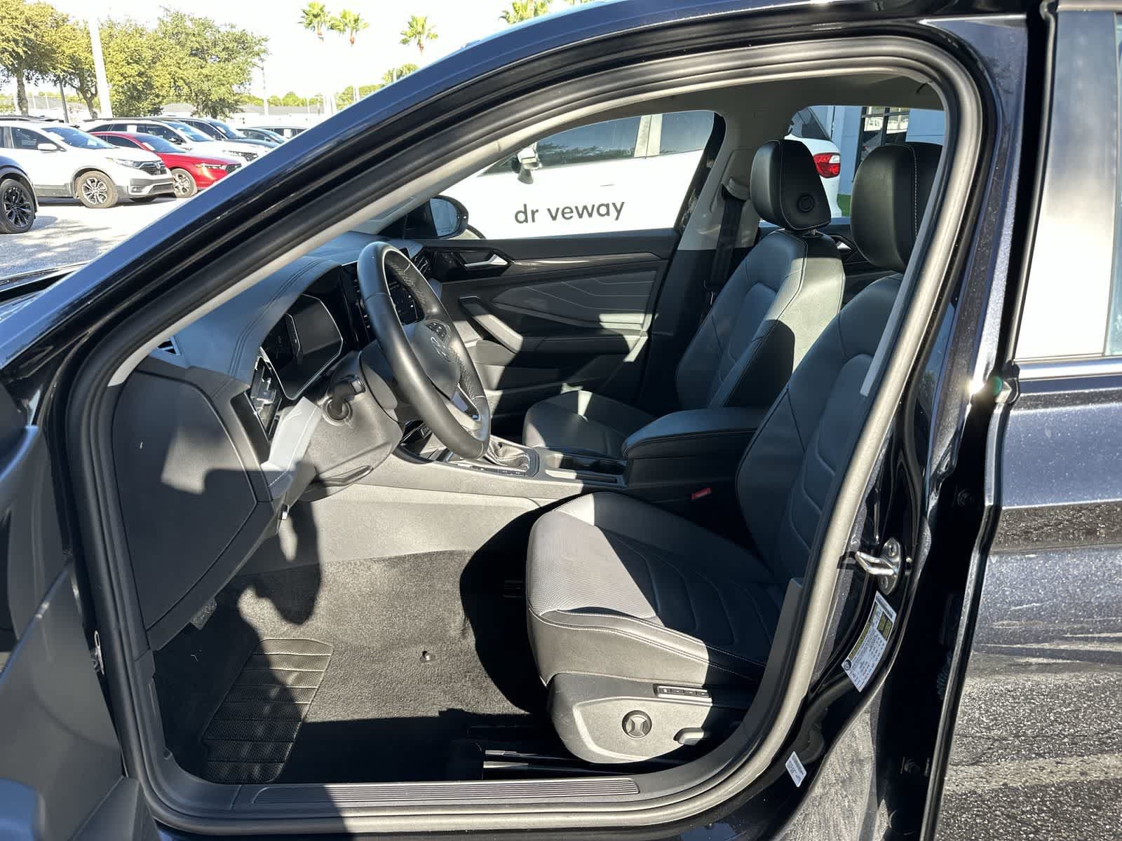 Used 2025 Volkswagen Jetta SEL FWD image 2