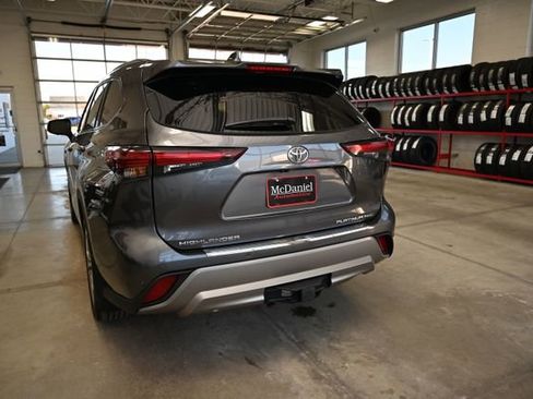 Used 2025 Toyota Highlander Platinum image 7