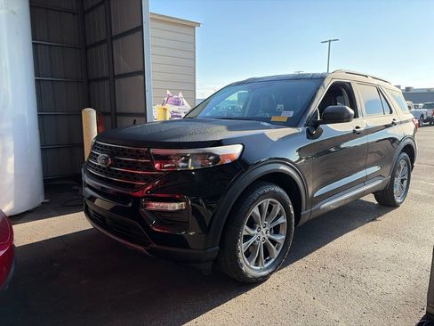 Used 2023 Ford Explorer XLT w/ Equipment Group 202A AWD/4WD image 2
