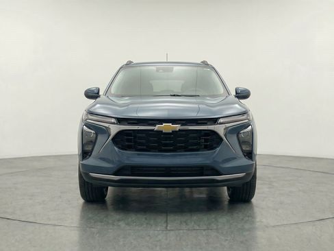Used 2025 Chevrolet Trax LT w/ LT Convenience Package FWD image 2