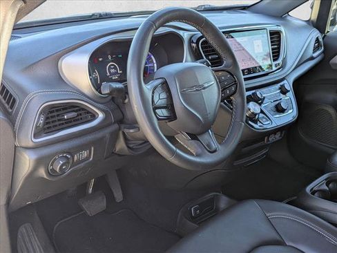 Used 2024 Chrysler Pacifica Limited image 10