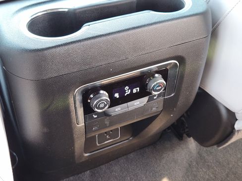 Used 2025 Chevrolet Suburban Premier RWD image 29