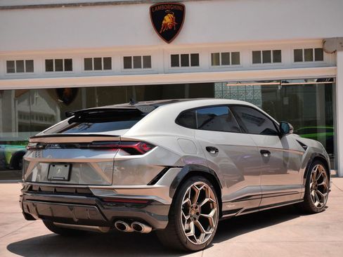 Used 2023 Lamborghini Urus Performante AWD/4WD image 3
