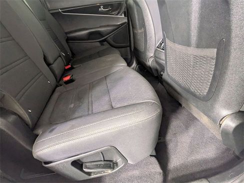 Used 2020 Kia Sorento LX image 25