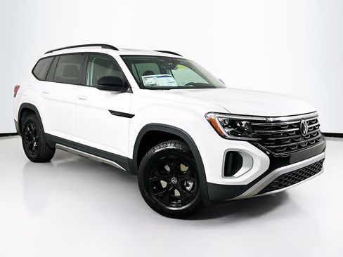 Used 2025 Volkswagen Atlas Peak Edition SE AWD/4WD image 3