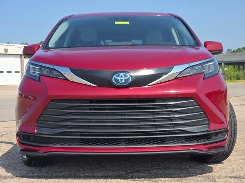 Used 2024 Toyota Sienna LE FWD image 3