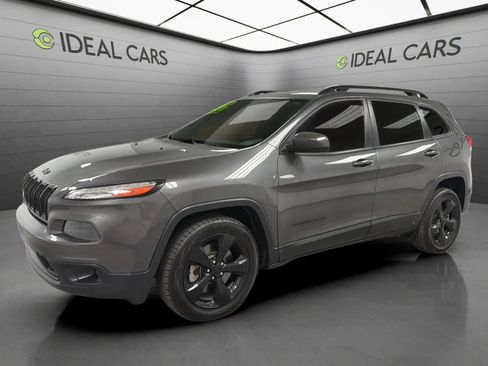 Used 2018 Jeep Cherokee Latitude w/ Altitude Package FWD image 1