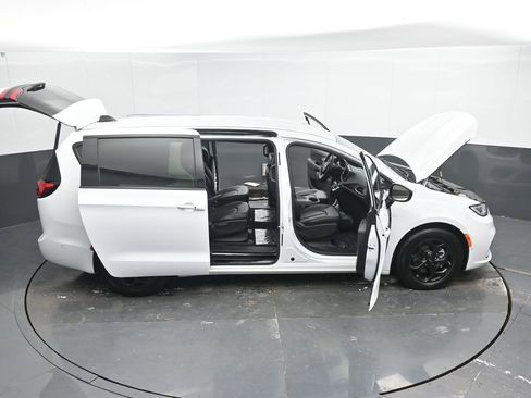 Used 2024 Chrysler Pacifica Limited FWD image 57