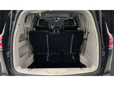 Used 2023 Chrysler Pacifica Touring-L FWD image 27