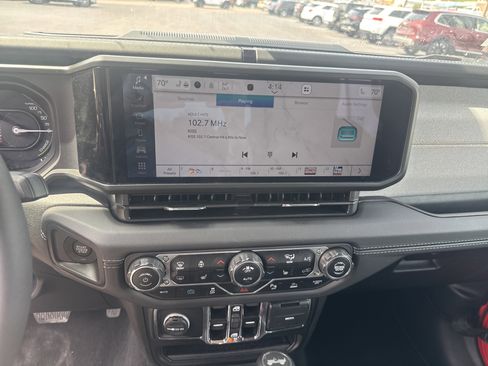 Used 2025 Jeep Wrangler Unlimited Sahara w/ Safety Group image 23