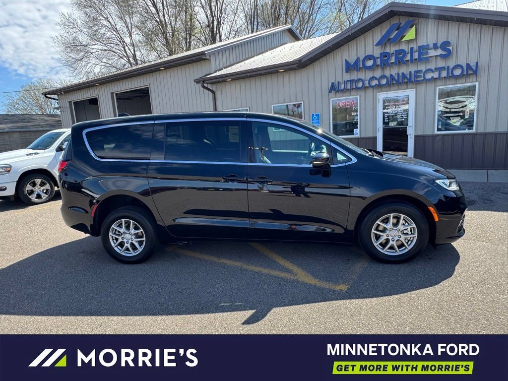 Used 2026 Chrysler Pacifica Select FWD image 38