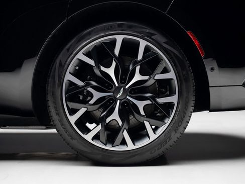 Used 2023 Aston Martin DBX image 21