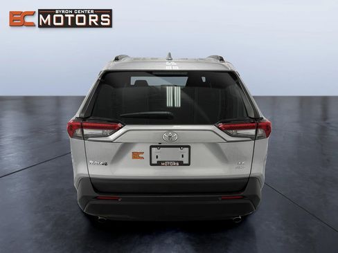 Used 2021 Toyota RAV4 LE image 5