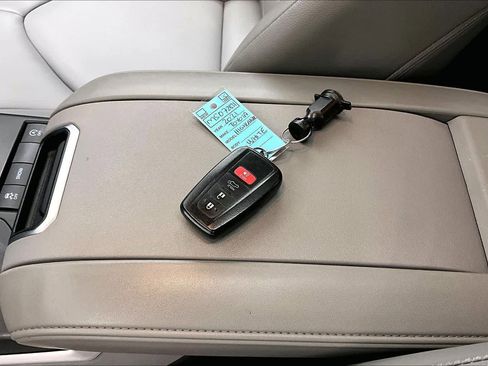 Used 2021 Toyota Highlander XLE FWD image 14
