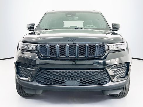 Used 2025 Jeep Grand Cherokee Altitude AWD/4WD image 2