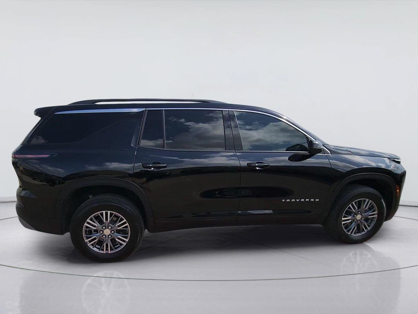 Certified 2025 Chevrolet Traverse LT FWD image 9
