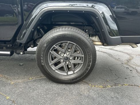 Used 2024 Jeep Gladiator Sport AWD/4WD image 19