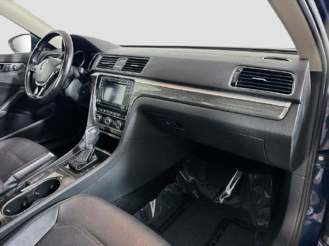 Used 2018 Volkswagen Passat 2.0T SE FWD image 29