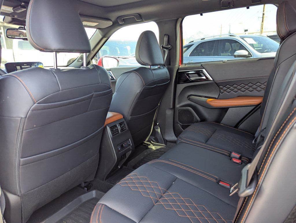 Used 2025 Mitsubishi Outlander 4WD Plug-In Hybrid image 35