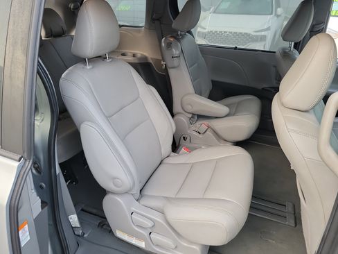 Used 2020 Toyota Sienna XLE image 20