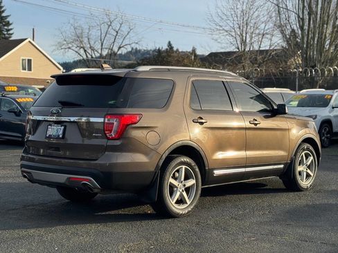 Used 2016 Ford Explorer XLT w/ Equipment Group 201A image 4