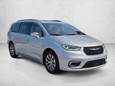 Used 2024 Chrysler Pacifica Pinnacle FWD image 3