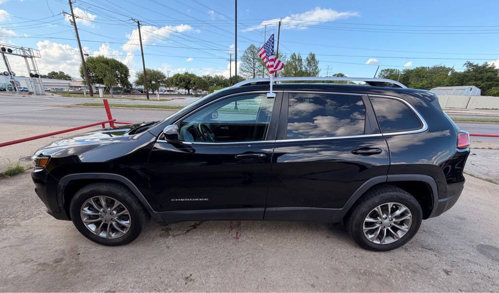 Used 2020 Jeep Cherokee Latitude Plus FWD image 2