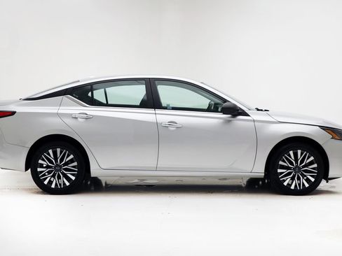 Used 2024 Nissan Altima 2.5 SV AWD/4WD image 3